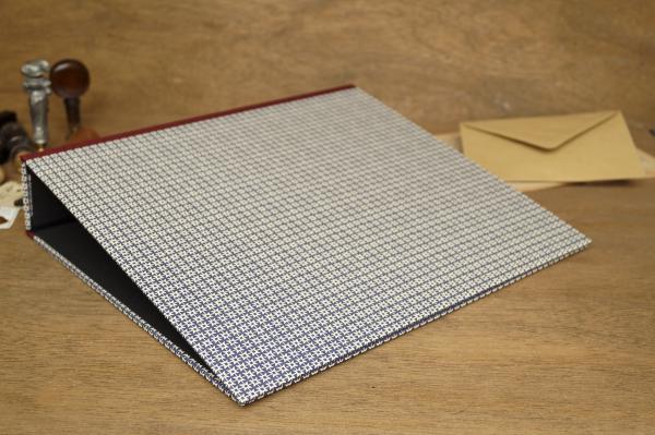 Folders with burgundy edges, practical and of high quality